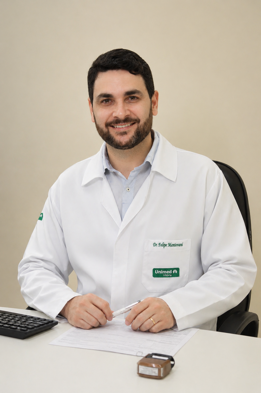 Dr. Felipe Mantovani em atendimento no consultorio